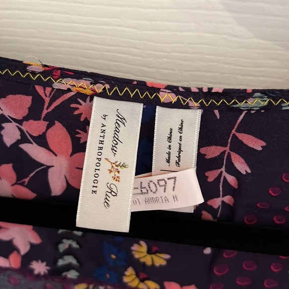 Beautiful floral top for everyday occasion. - Picture 3 of 8